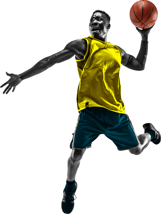 Basketballspieler mit gelbem Trikot und blauen Shorts springt und hält dabei einen Basketball in der rechten Hand.